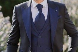 Il Palcoscenico dell’Eleganza: La Destinazione e l’Abito Il Palcoscenico dell’Eleganza: La Destinazione e l’Abito